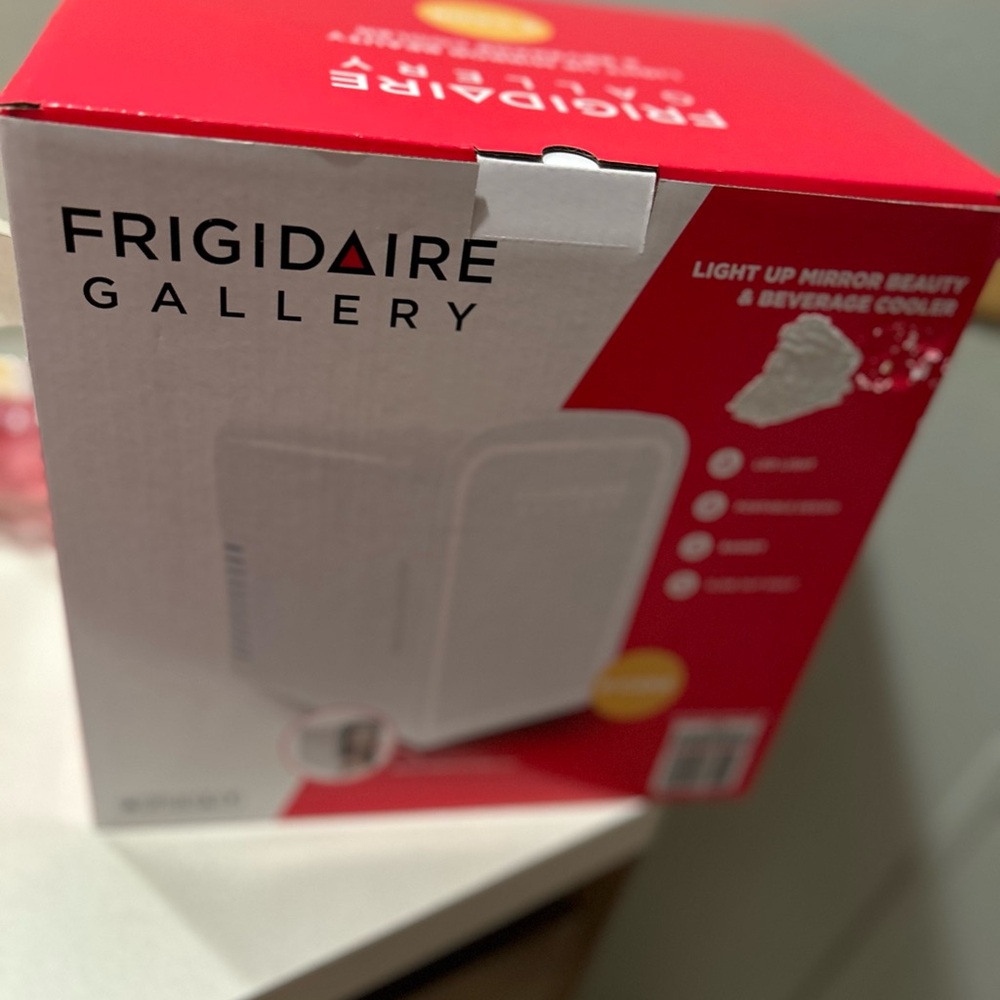 Frigidaire Gallery Light Up Mirror Beauty & Beverage Cooler